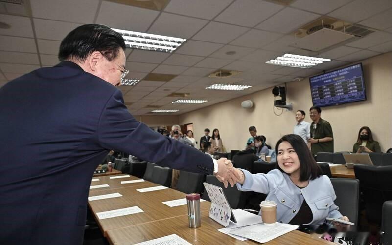 有握手但没有言和
台湾涉外部门负责人吴钊燮到台湾立法部门备询，与国民党民代徐巧芯