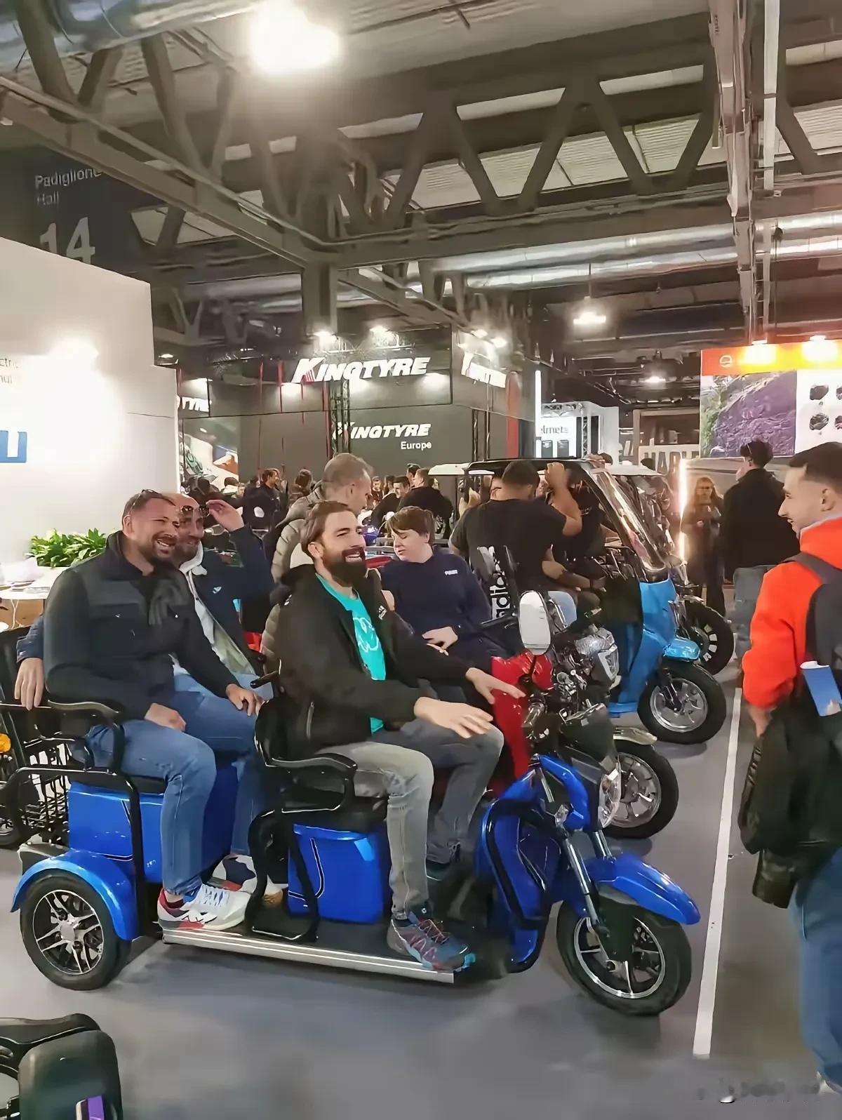 如果没有倒车，请注意纯粹的中文语音提示。老美不好意思说，这车是进口的～～～

美