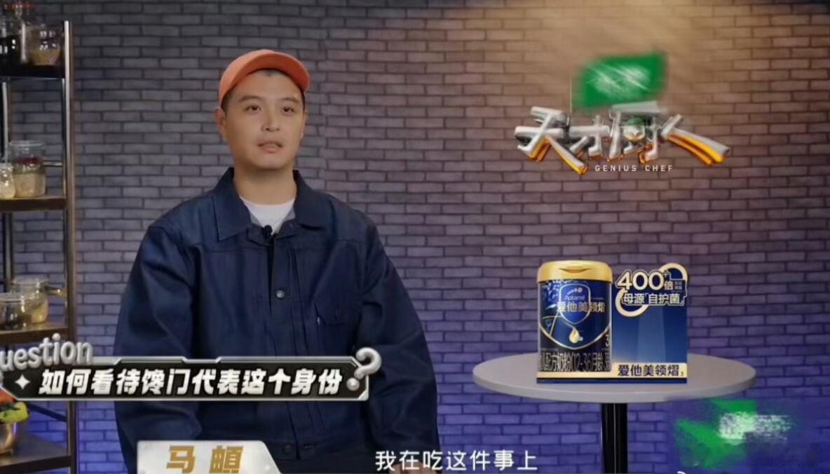 杨超越要给马頔人中增臭 超越妹妹吃臭豆腐的样子太逗了，她居然想给马頔增臭，马頔的