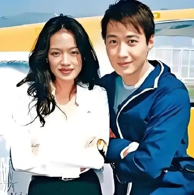 2005年，已经29岁的舒淇要与黎明准备结婚，黎明带舒淇去见父母。当黎明的父亲看