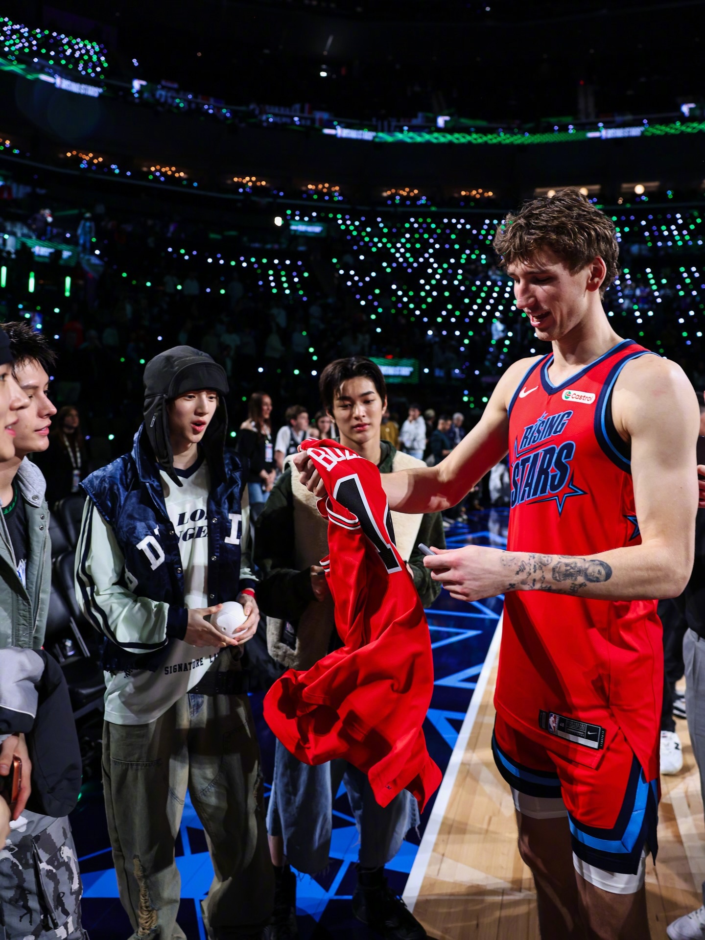 布泽利斯给韩国男团Cortis送上了球衣。NBA全明星新秀赛Cortis