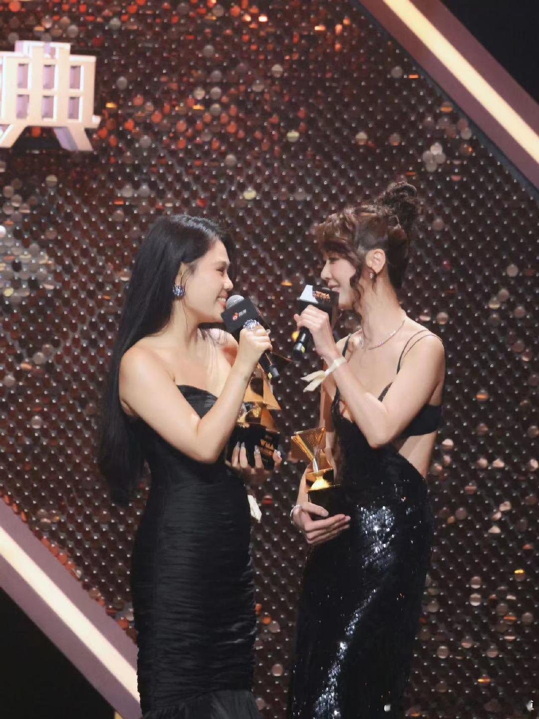 #薛凯琪袁娅维亲了#薛凯琪袁娅维这样的互动，也是太可爱了，两个美女的互动也是带来