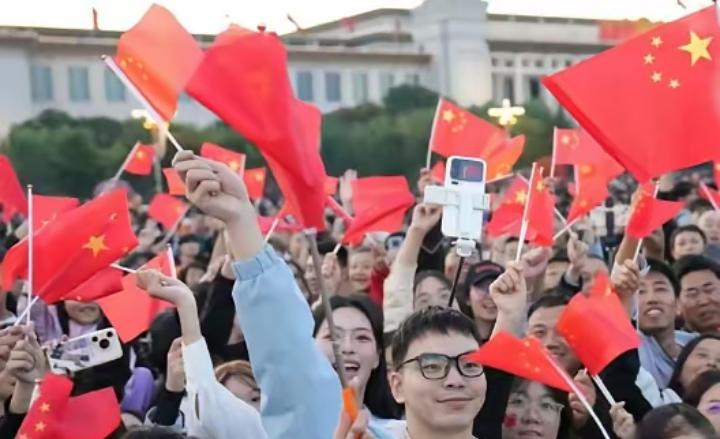 “为什么美国打伊拉克不用找证据、俄罗斯进格鲁吉亚不用问联合国，而中国在自家南海种