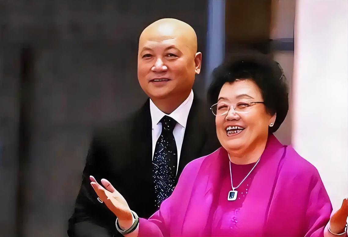 大家发现没，陈丽华和迟重瑞这段婚姻，在外人眼里全是“不看好”，可人家安安稳稳、恩