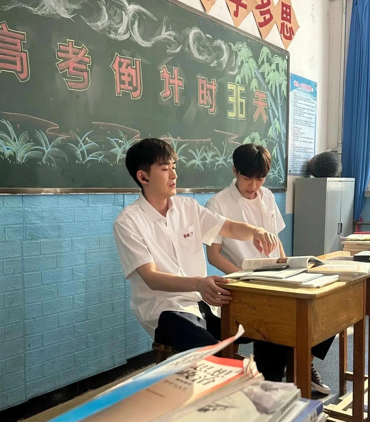 41岁张翰演高中生，被网友怒批。

这两天张翰又火了，只因在新剧的拍摄中，今年已