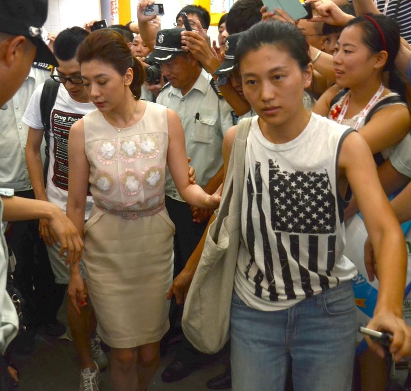 贾静雯回应丈夫被警方拘提，背后真相引深思

近日，娱乐圈又爆大瓜，贾静雯丈夫被警