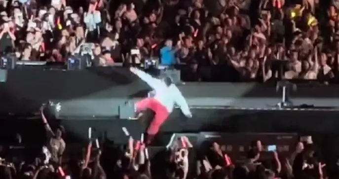 突发意外！知名歌手被救护车带走，演唱会暂停