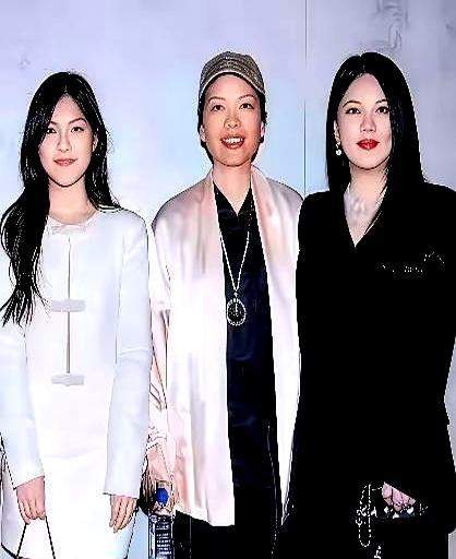 都以为站C位的是哪个女明星，镜头拉近一看，是王诗龄她奶奶。
 
一张合照，李湘和