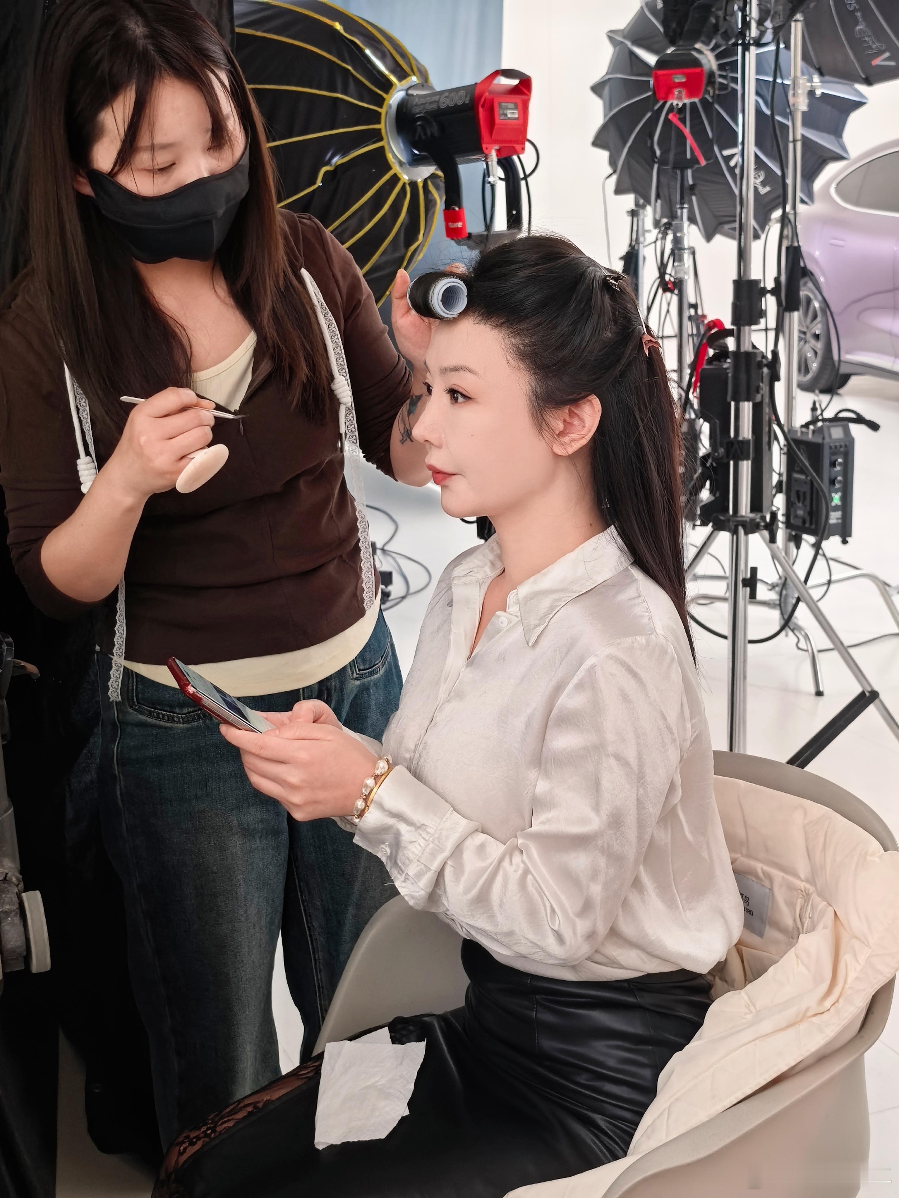 来全国最大的鸿蒙智行啦！先坐这儿化妆准备彩排直播，顺便参观了一下旁边的直播间，这