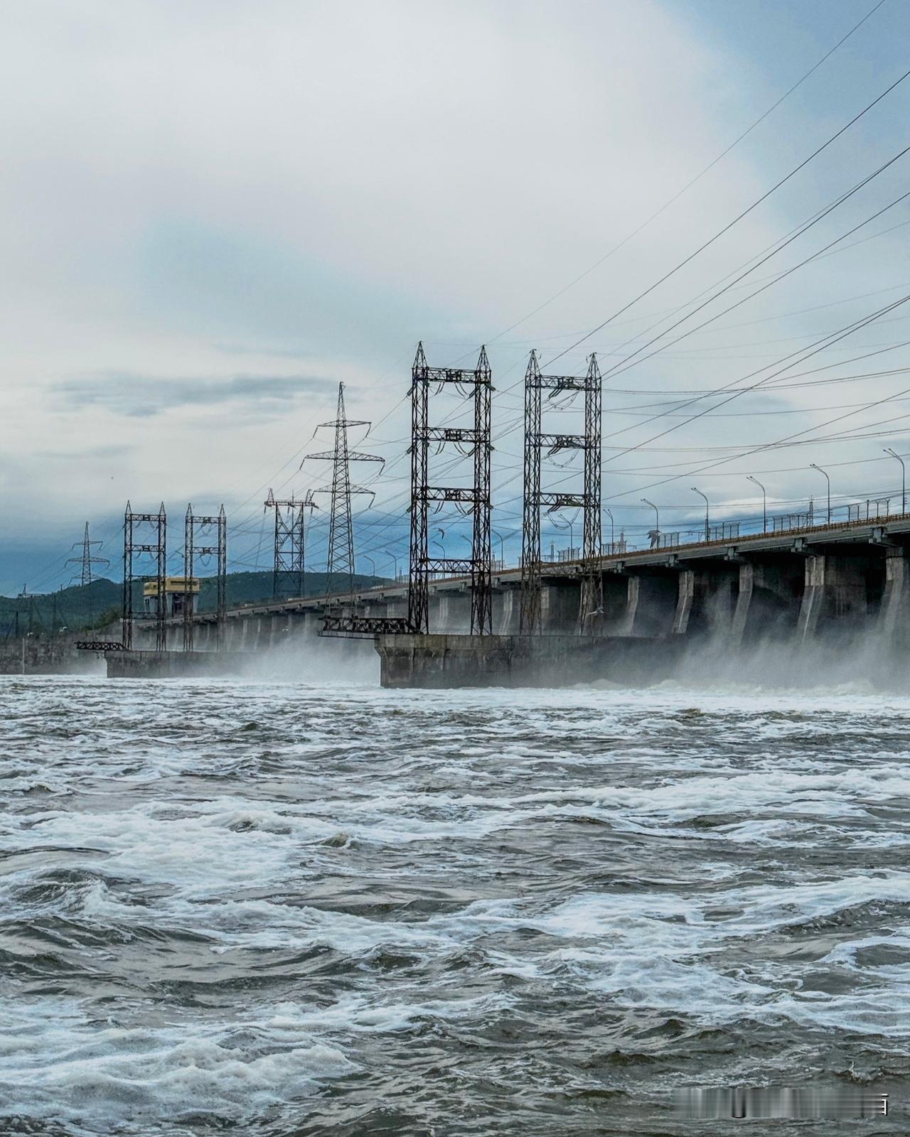 家人们，最新水利消息来啦！日古利水电站已经正式启动泄洪，沿岸的朋友一定要多留意～