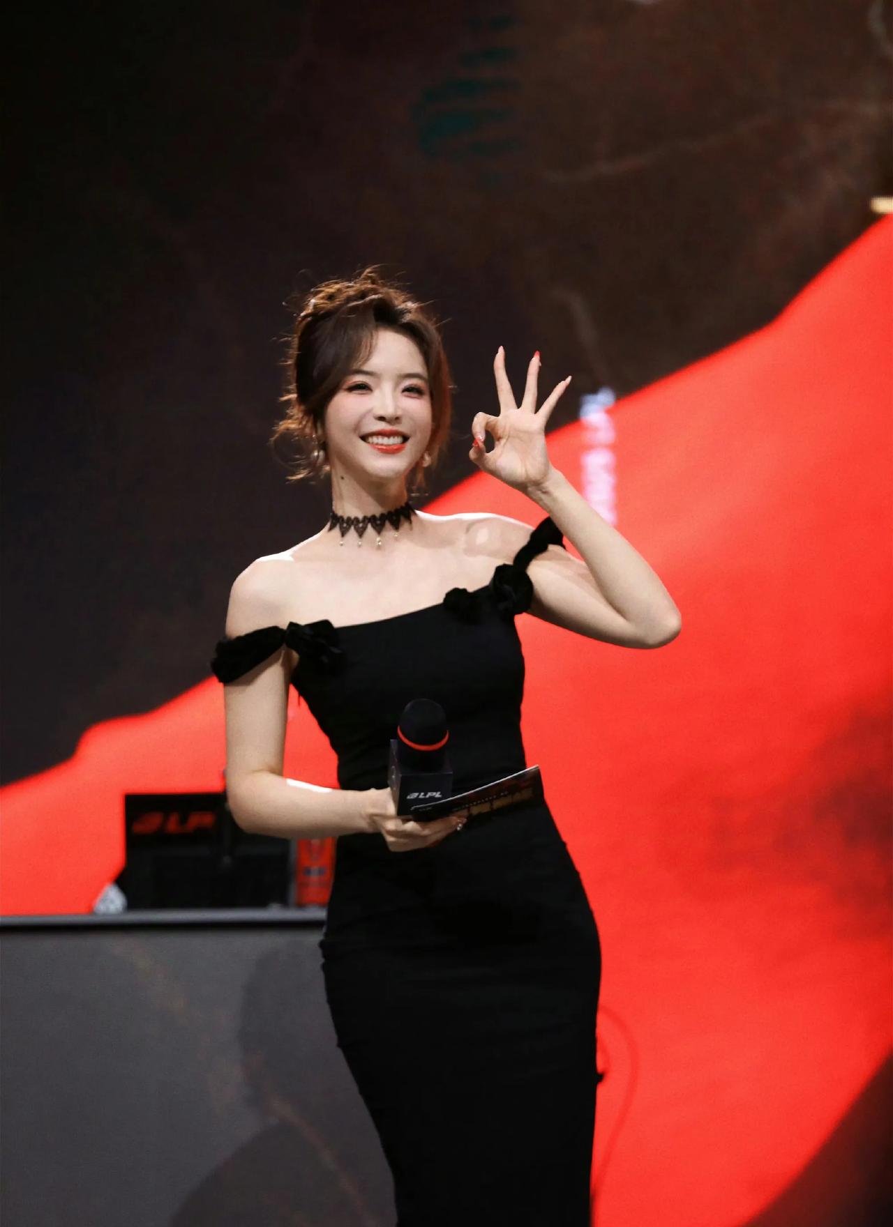 盘点LPL那些美女主持和解说们，xdm最喜欢哪位？

1、余霜，英雄联盟官方中英