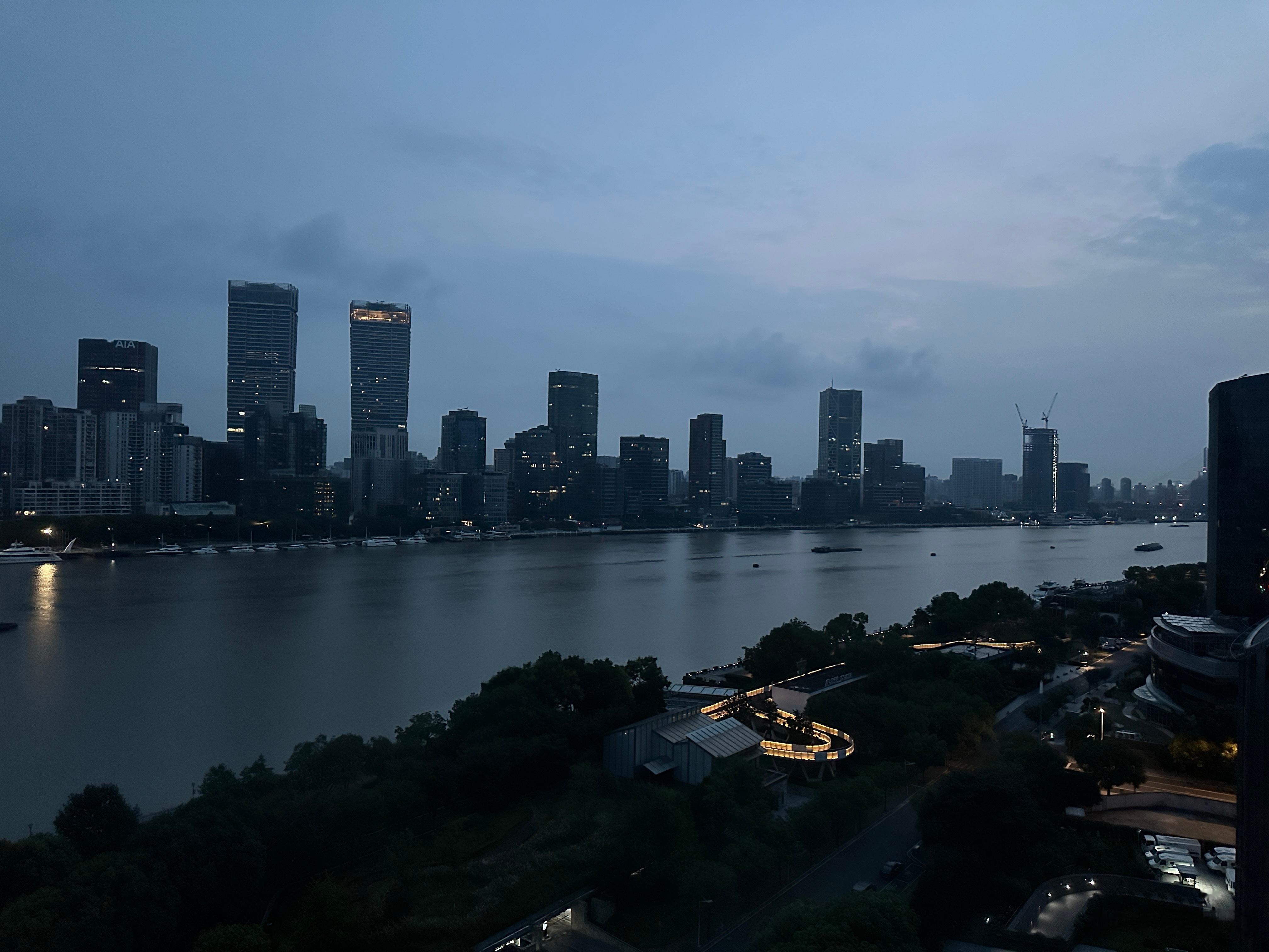 凌晨3点4点5点的黄浦江都见过了，还是没睡着[黑线]  ​​​