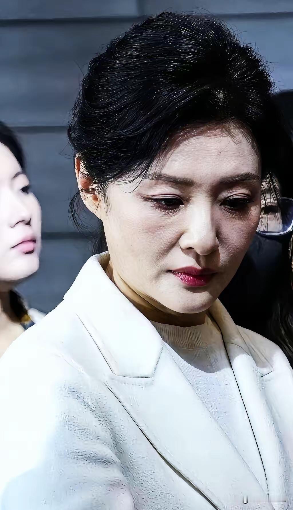 岁月不会放过任何一个人，你觉得这样的周涛美吗？
其实要说一个人美，我觉得不能单单