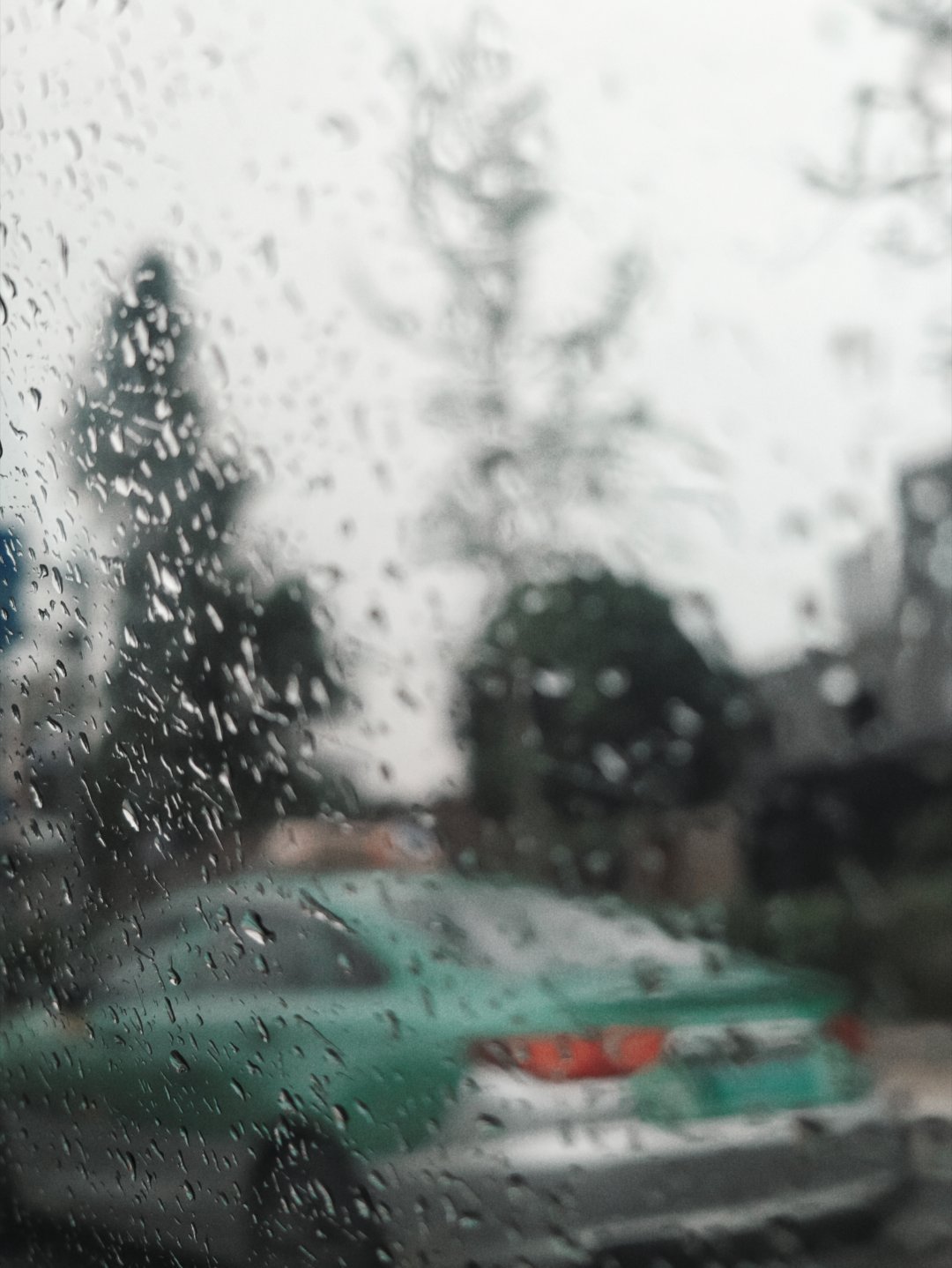 咋个切个地方就下雨哇，遭淋惨了 