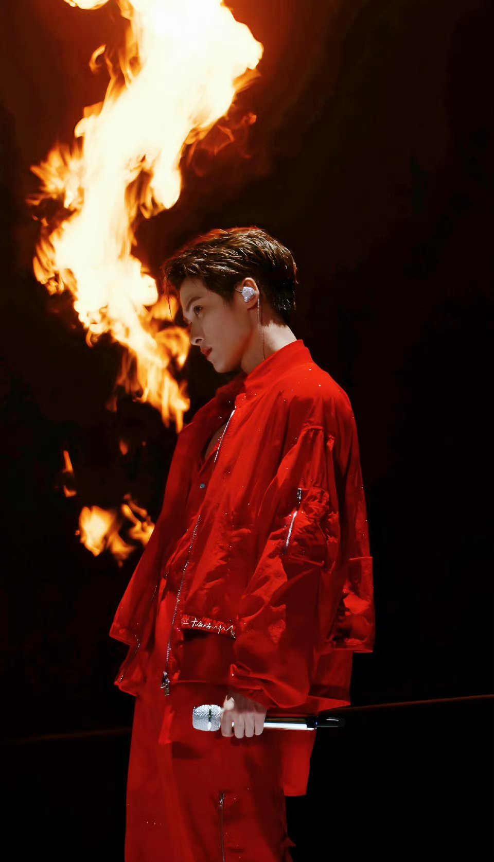 檀健次湖南卫视跨年舞台造型 红红火火🔥就要穿红色 