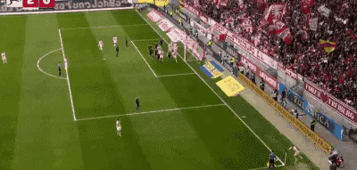 关于拜仁的第二粒丢球，诺伊尔确实责任最大，这次不能批评队友了。回顾丢球，弗赖堡的