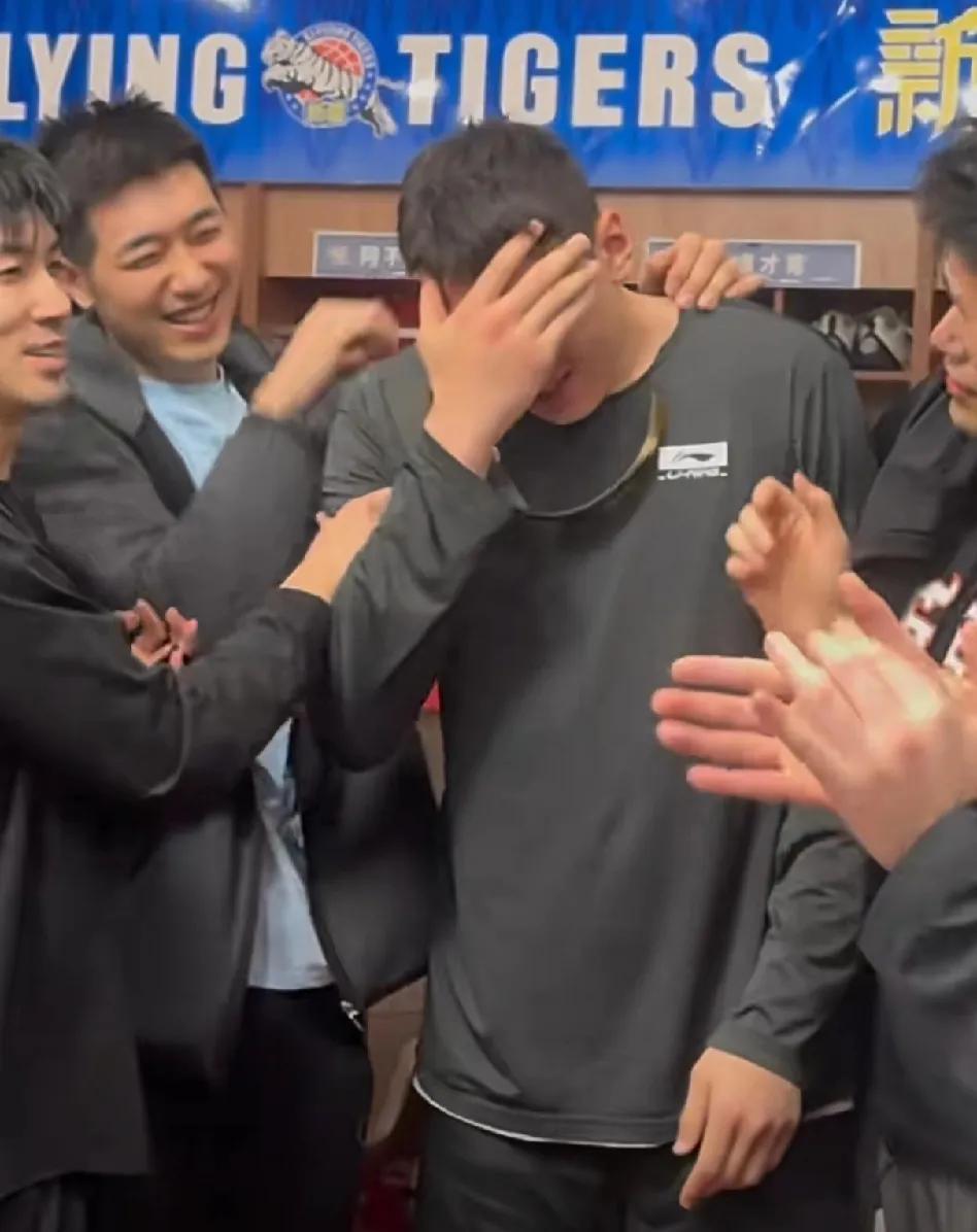 原来这么多年以来广州队竟然没有给李炎哲过过生日！

李炎哲在新疆队更衣室吹生日蛋