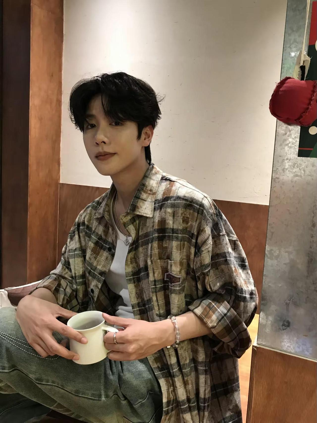 可以笑一下吗？咖啡太苦忘记加糖了@马烁棋_ 马烁棋 badboy