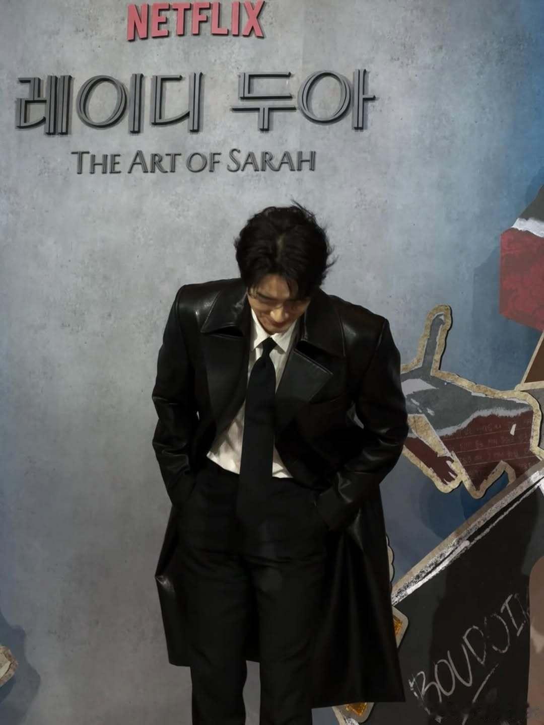 李浚赫更新ins都去看「莎拉的真伪人生」哦～🖤 
