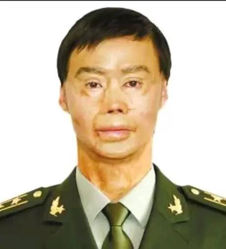 1995 年，一名解放军战士在乘车回部队的途中，劝司机不要停下加油，但司机执意停