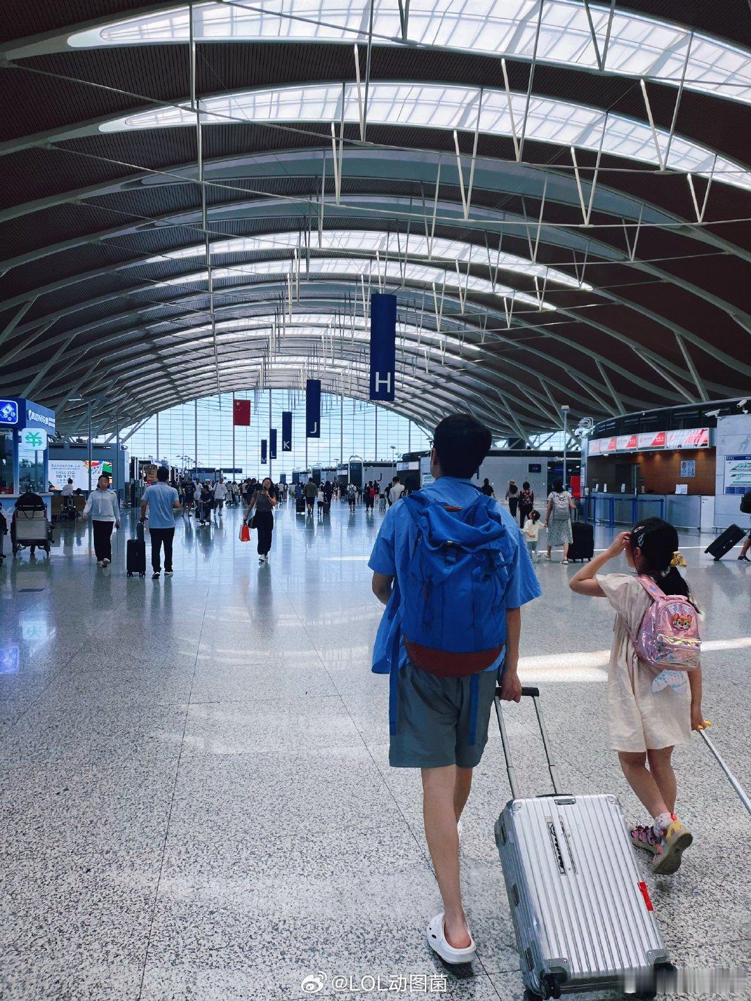 米勒晒与家人出游合照：上海🛫西双版纳#英雄联盟# #2024LPL# ​​​