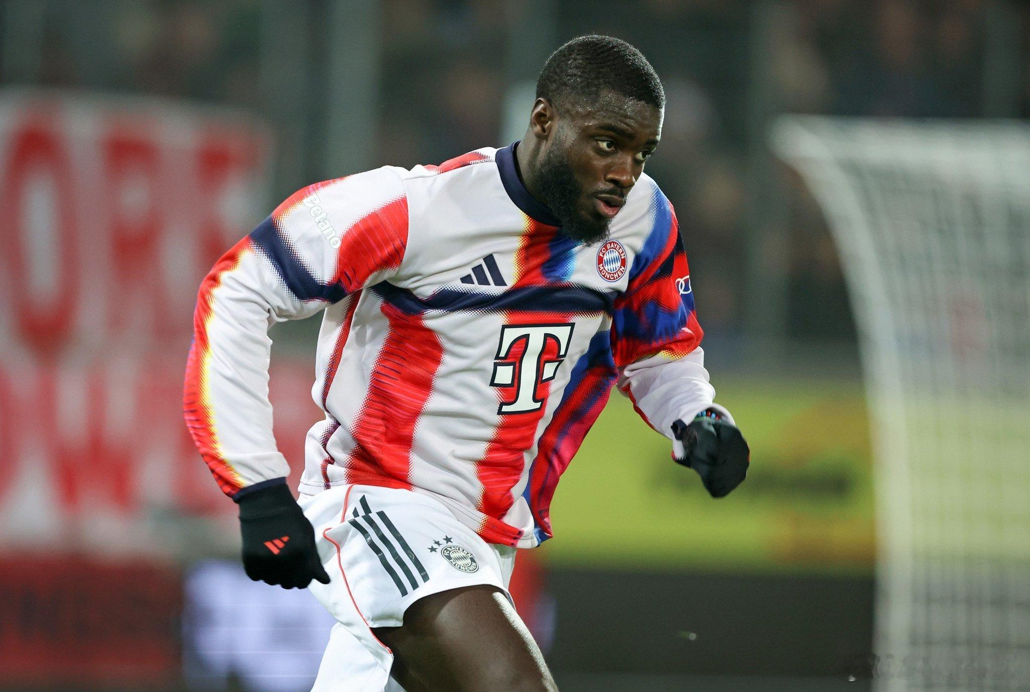 🚨達約特·烏帕梅卡諾的薪資要求對皇家馬德里來說過高。這位法國球員正在與拜仁慕尼