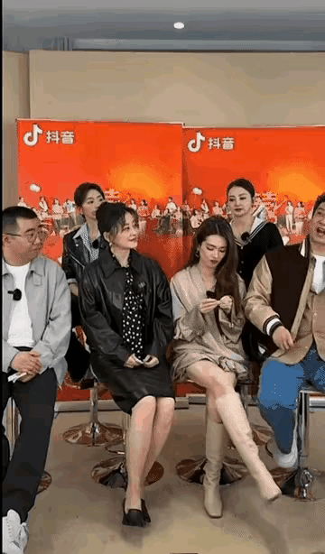 以前老辈子人都说过：男抖穷，女抖贱，我一直很认可，你再看看娱乐圈的这位无名小辈，