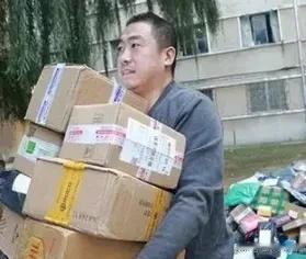 2016年，送了6年快递的博士谭超，拉着考博失败的女友一起送快递。谁料，他的大学