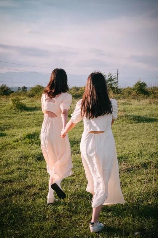 我闺蜜嫁了个喜欢她的人，当初选中对方，就是看中那份踏实可靠。

结婚后，那男生确