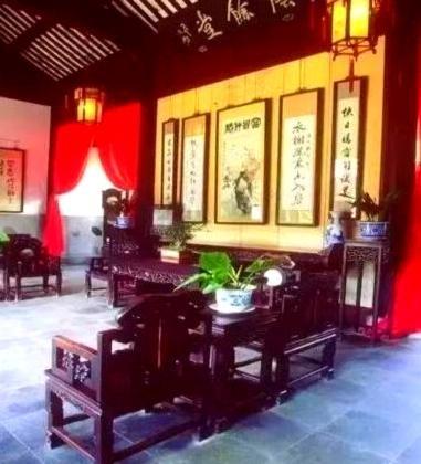 1996年，安徽一座历经两个世纪沧桑的古宅面临拆除之际，主人正黯然神伤之际，竟有