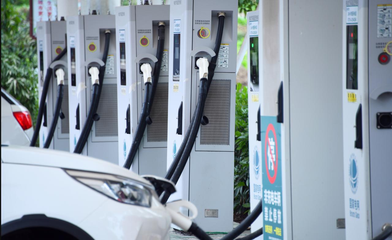 分享个国家能源局数据，截至2025年12月底，我国电动汽车充电基础设施（枪）总数