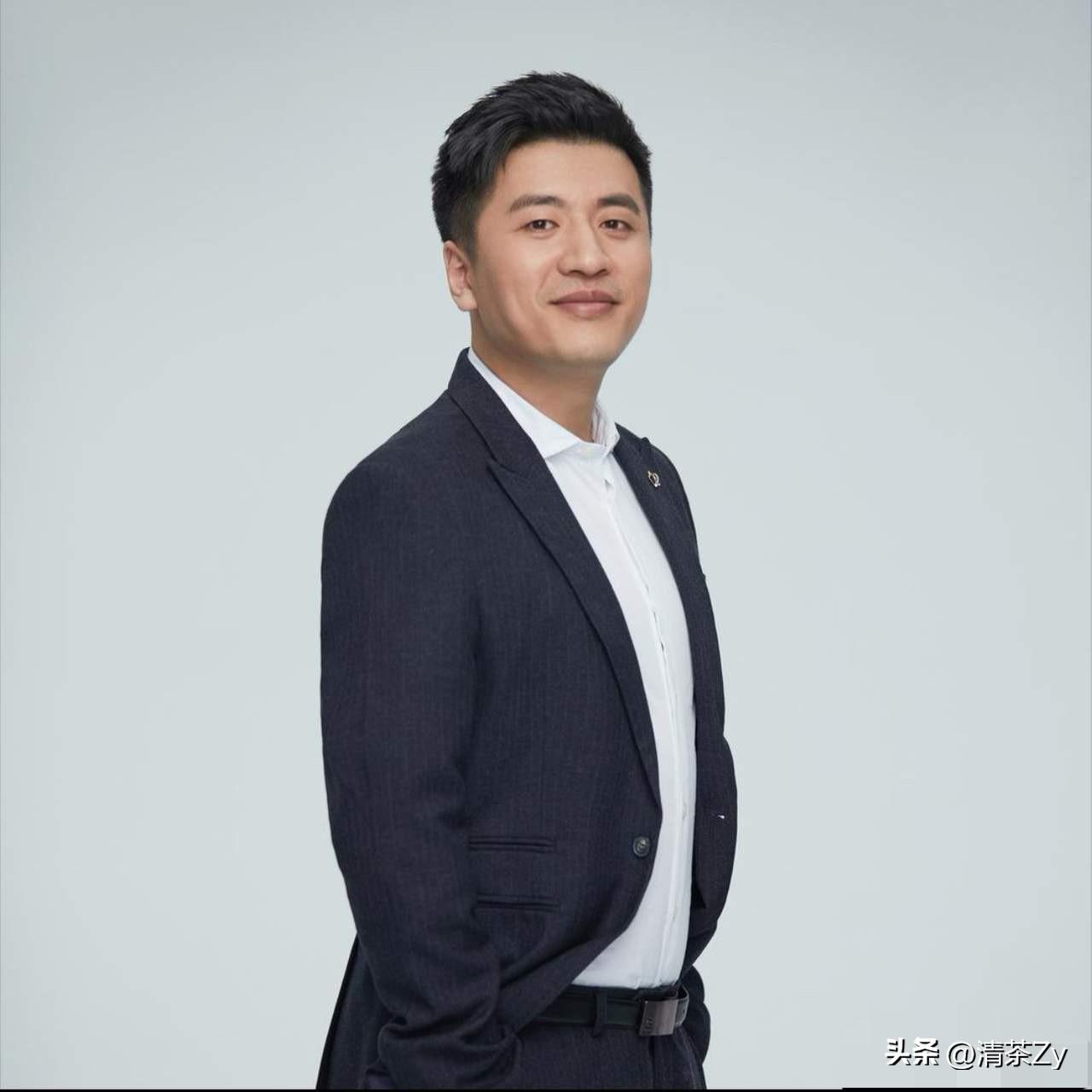 公司对联已经拆下了只留下了胶印！但依然能看出之前对联的字迹：生意兴隆福星照，财源