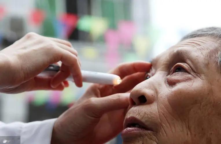 病人的症状就是中医看病的线索
中医讲究辨证论治，以整体观念为指导，像单一的咳嗽症