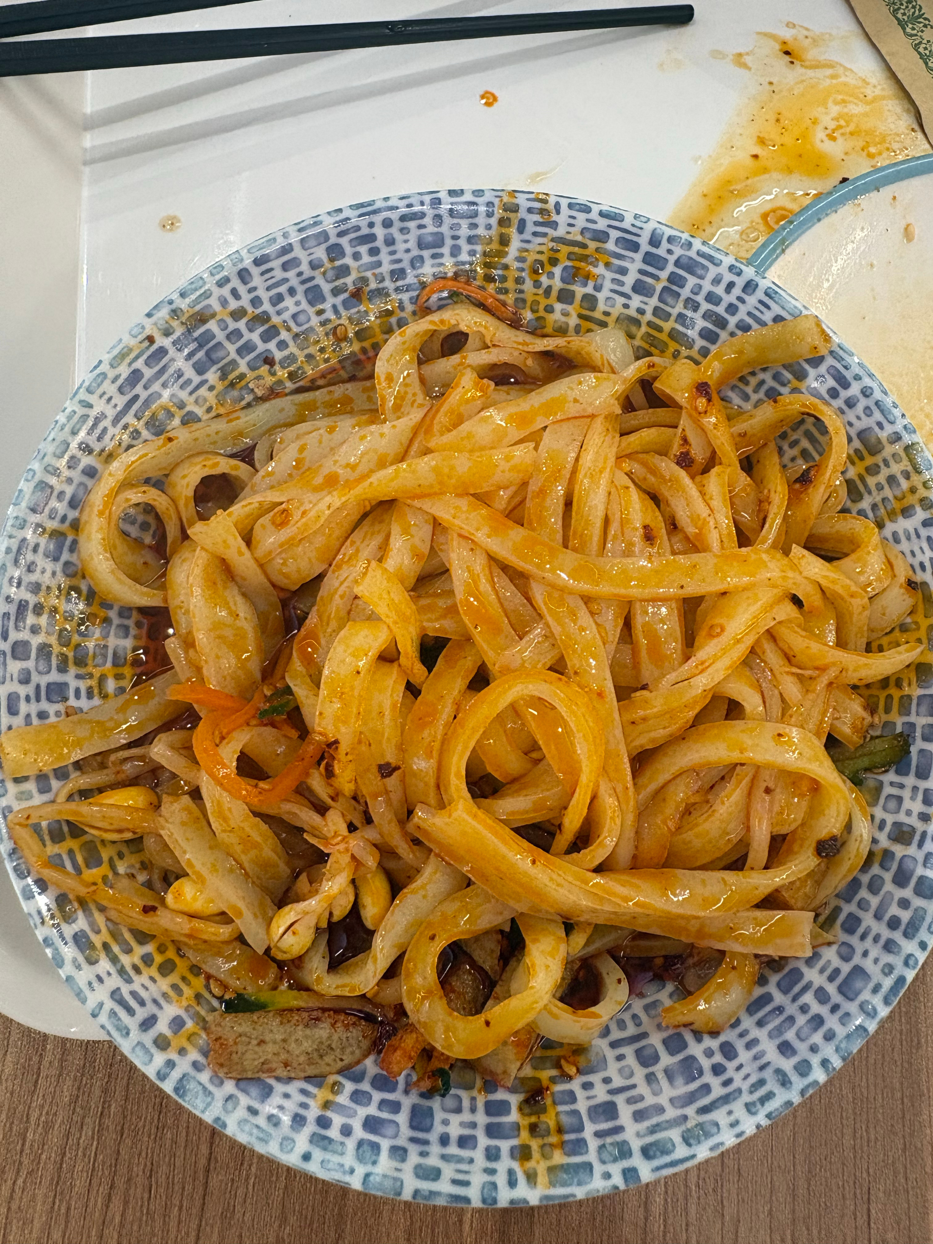 到西安啦，转机去伊犁。点了西安三件套，𰻞𰻞面，凉皮，肉夹馍，吃完就出发 咸阳