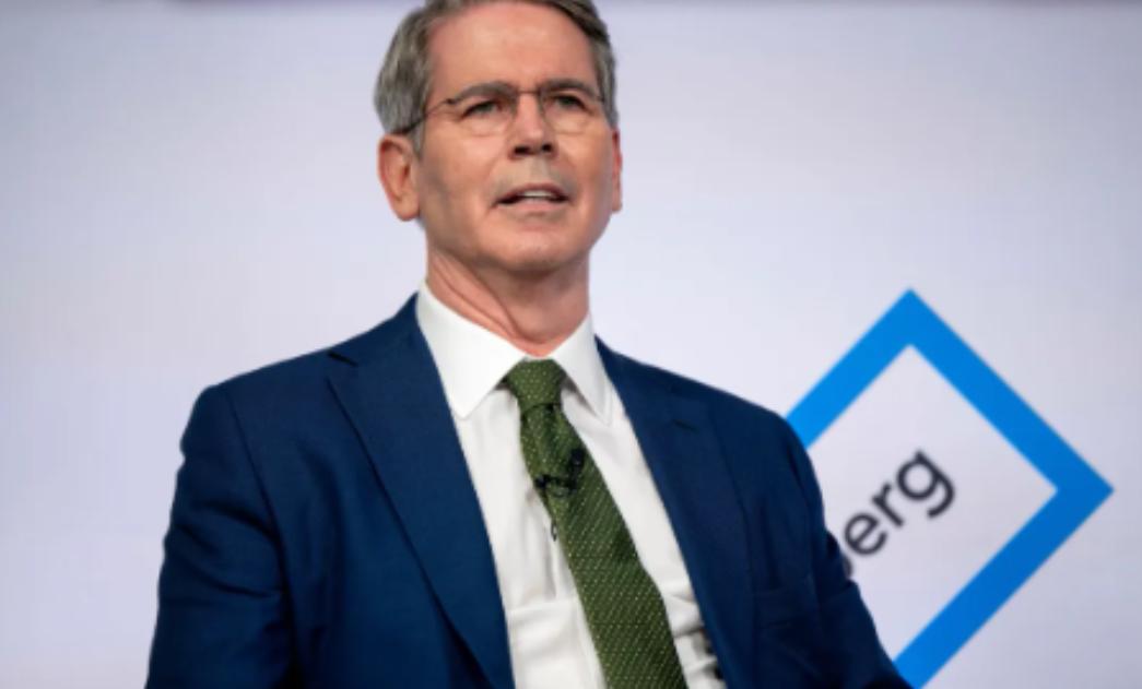 当美国财长亲眼目睹中国将持有的7800亿美元美债，通过第三方完成人民币结算时，整