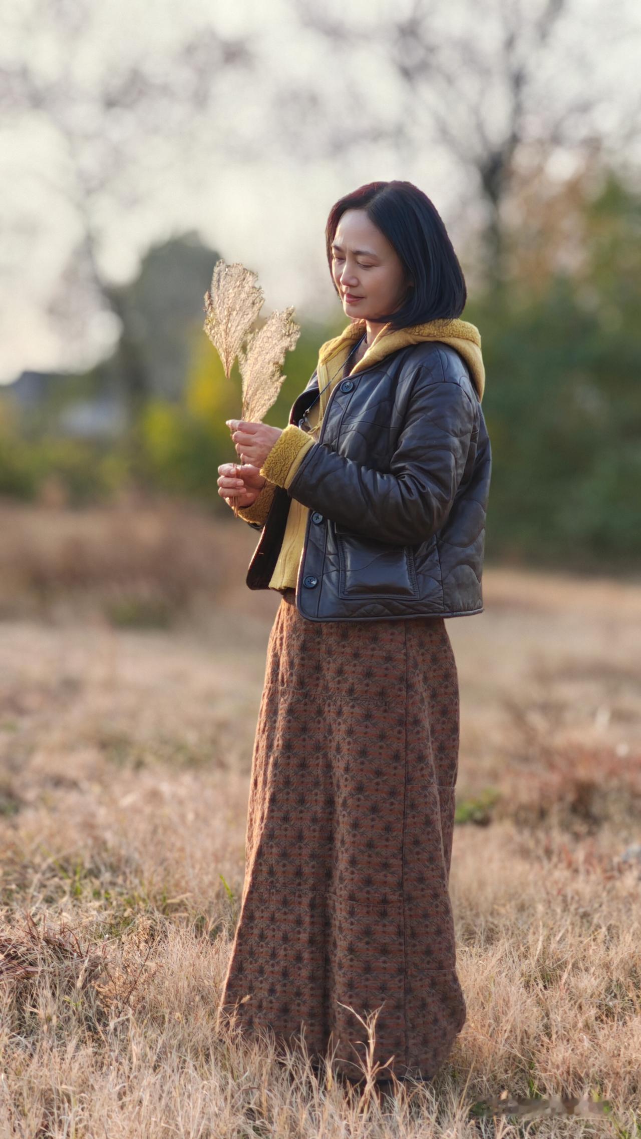 在这个纷繁复杂的世界里，去爱一个本身就值得被爱的你，是一种难得的幸福。爱那个人，