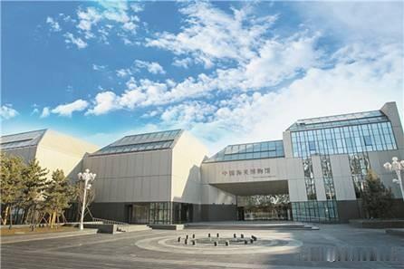 中国海关博物馆位于北京市东城区建国门内大街2号，毗邻海关总署，东接古观象台，是海