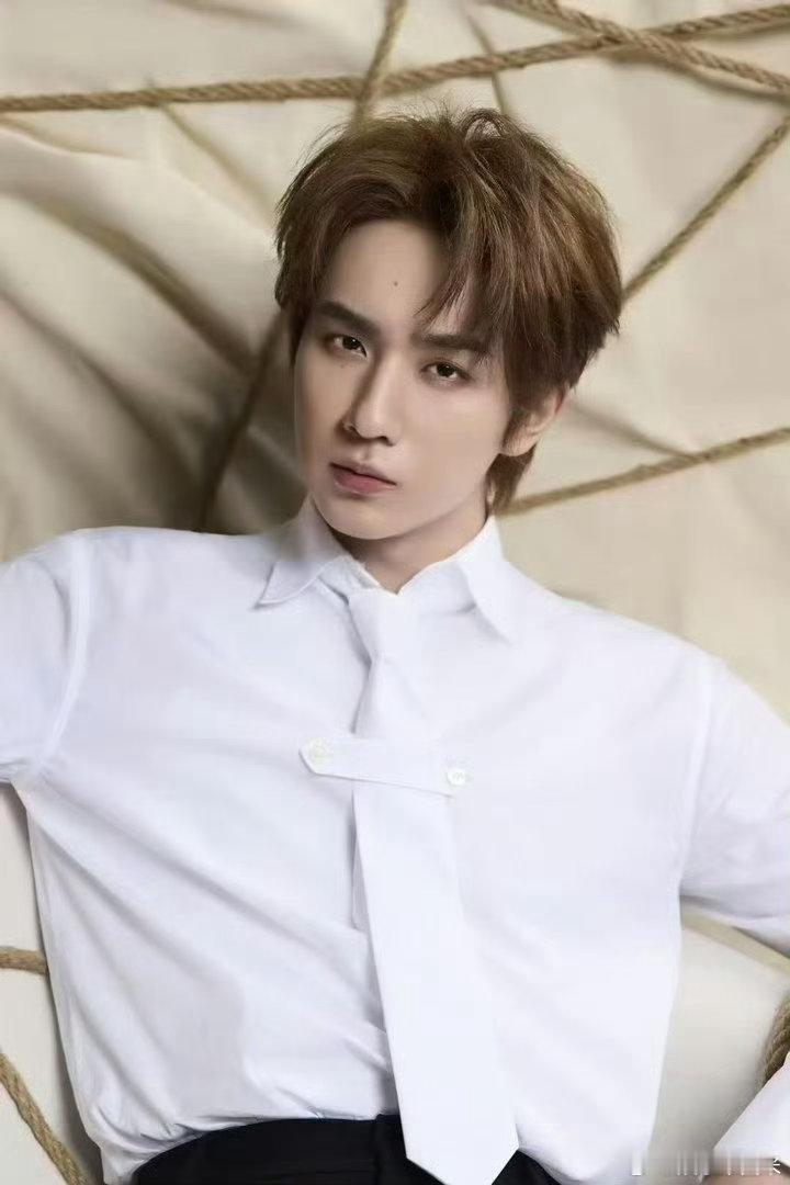 李宏毅的李是锦鲤的李李宏毅三盒盲盒都拆到隐藏款🤑隐藏款概率本就很低，李宏毅直接