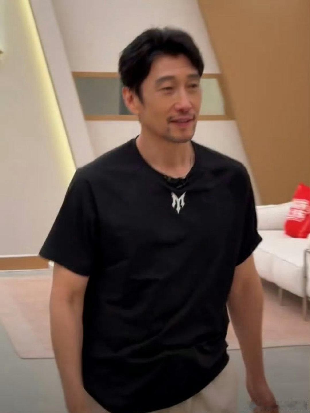 唐九洲邵子恒凌晨拉练满江披荆斩棘 大半夜一起拉练打磨细节，看得出来大家都想把表演