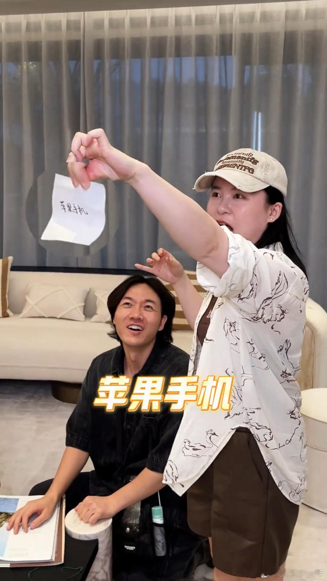 贾乃亮羡慕贾乃亮团队的每一天，端午一起动手包粽子氛围超融洽，各类实用大奖福利一应