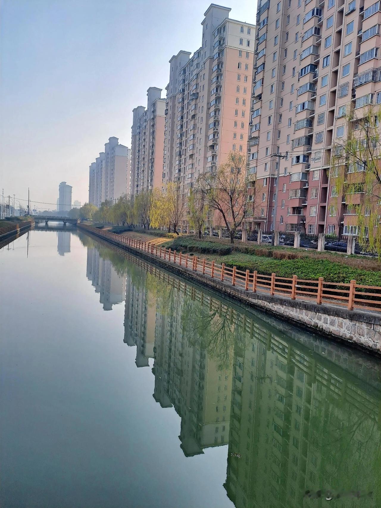 寒风吹黄河边柳
摇曳裙裾挥挥手
万千妩媚不舍去
留下一帧随水流