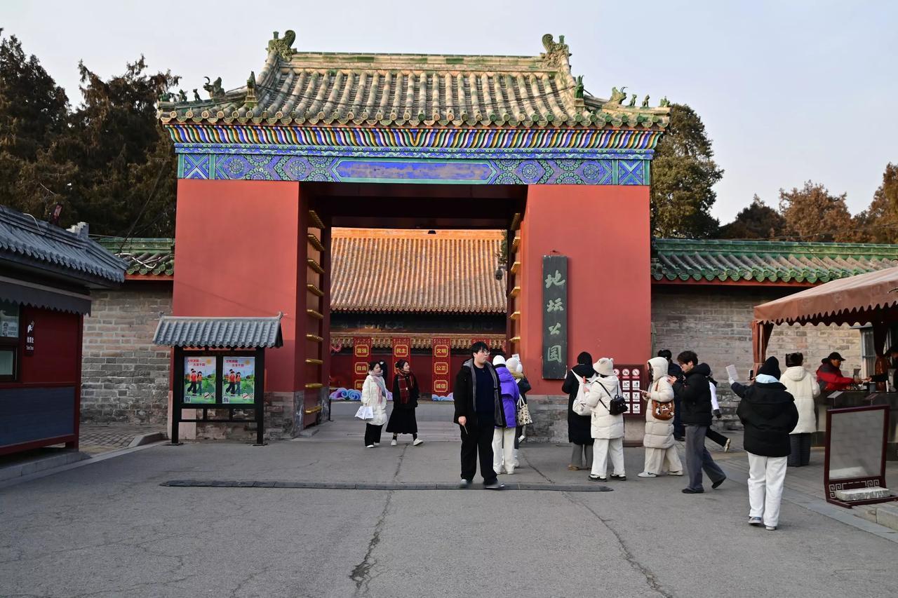 冬日里的地坛公园
地坛又称方泽坛，是北京古迹五坛中的第二大坛，始建于明代嘉靖九年