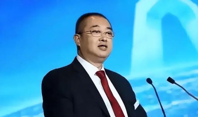 躲在美国的恒大前CEO夏海钧，又闹出了新动静。他近日向香港法院提交申请，要求把每