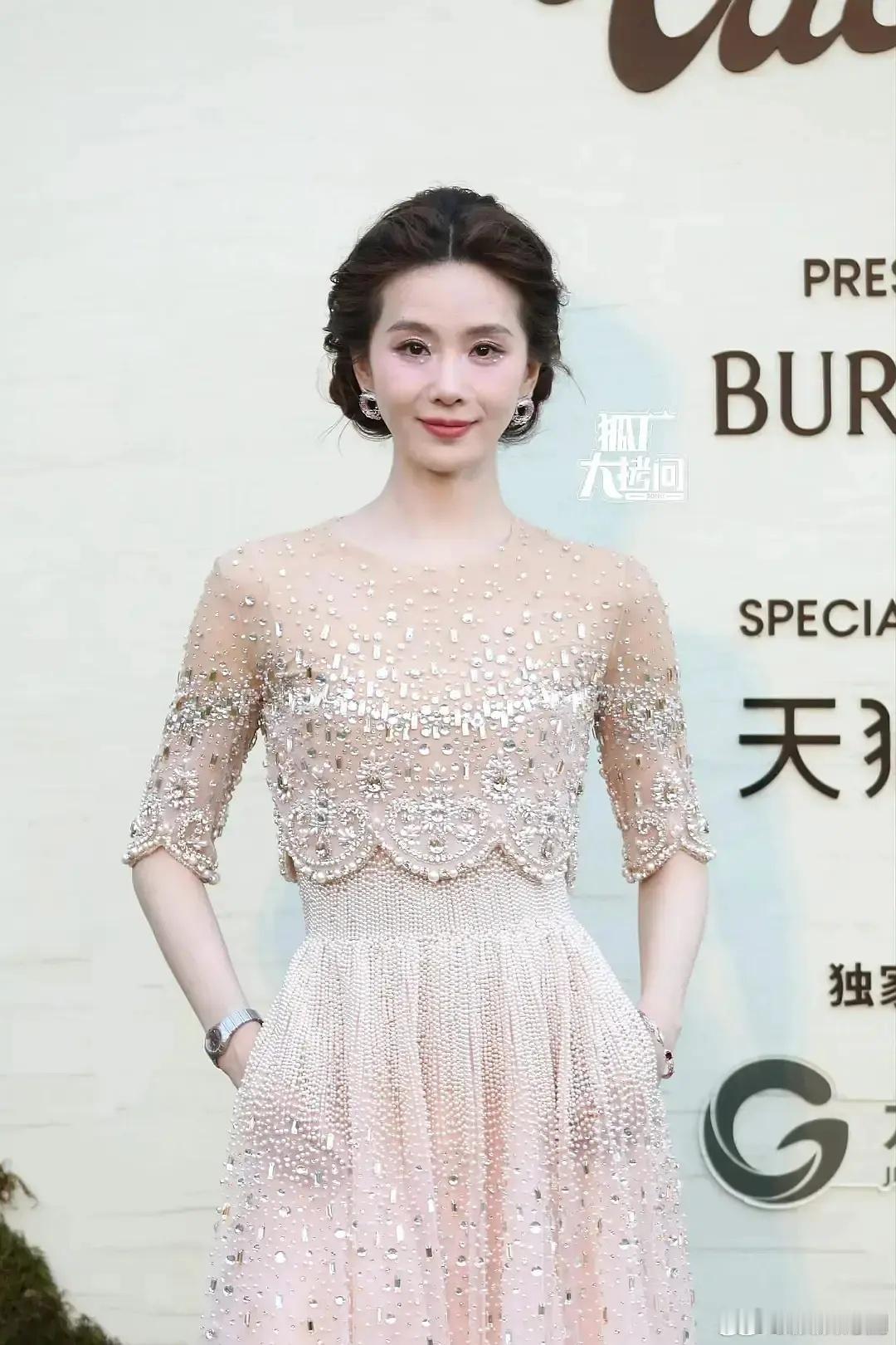 以前没见过刘诗诗这么生的图流出来，这次狐厂图居然都拍成这样 