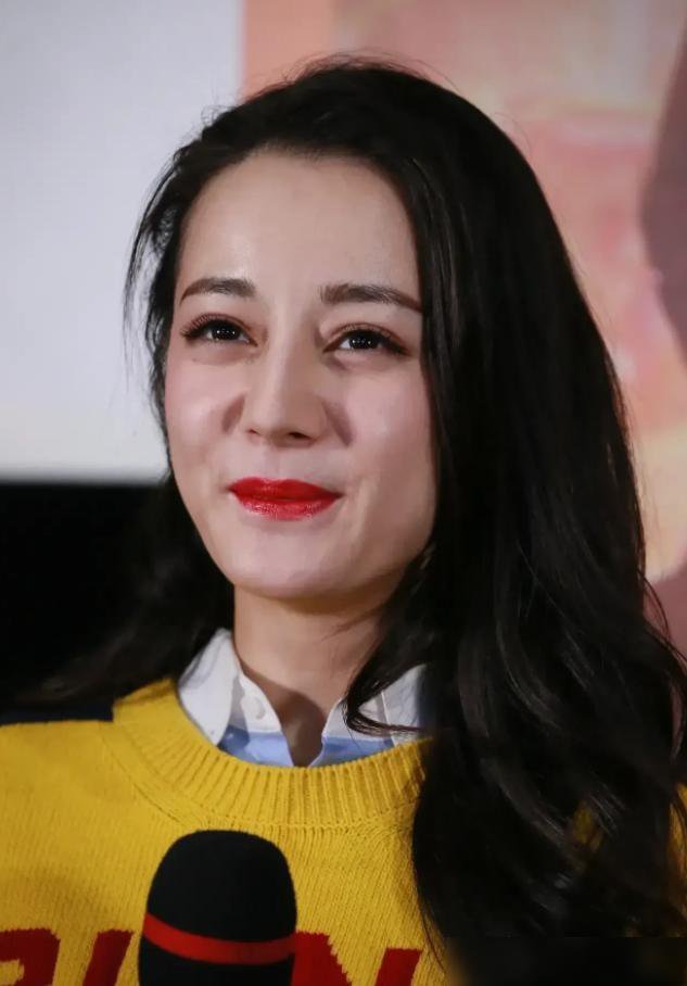 看到迪丽热巴的法令纹都这么重，突然开朗了不少 ​​​