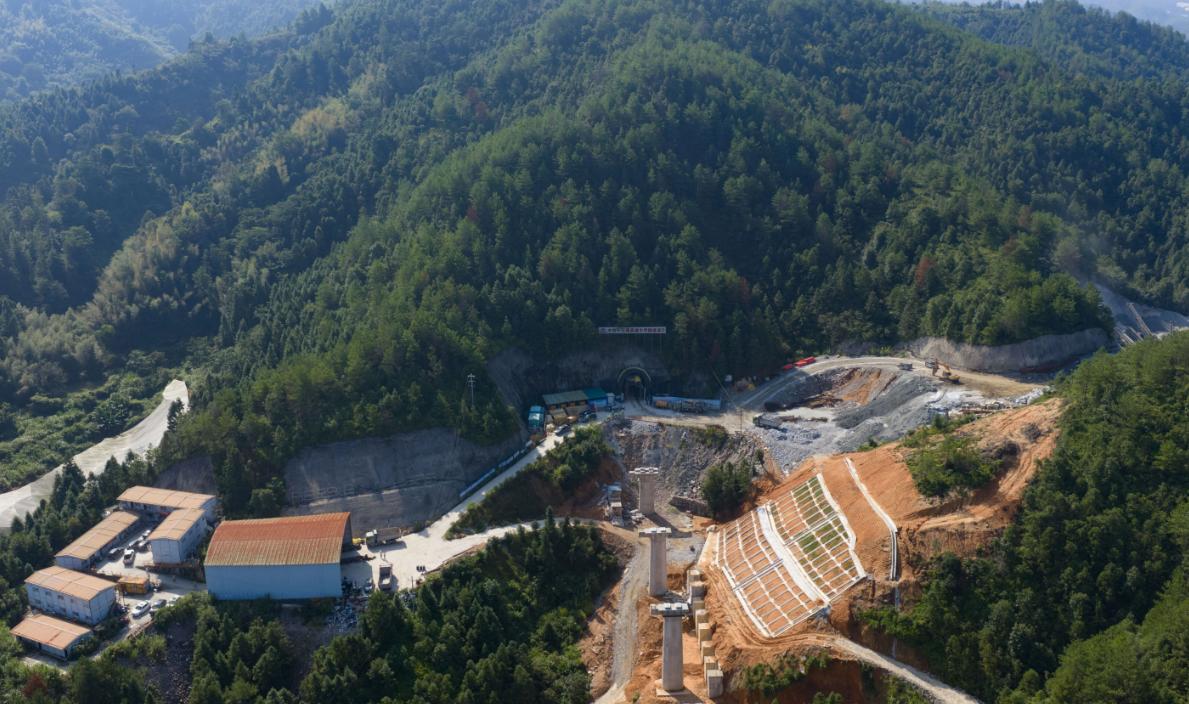 9月7日，随着掌子面最后一方岩石被精准破除，横贯赣粤两省的瑞梅铁路牛坪隧道顺利贯
