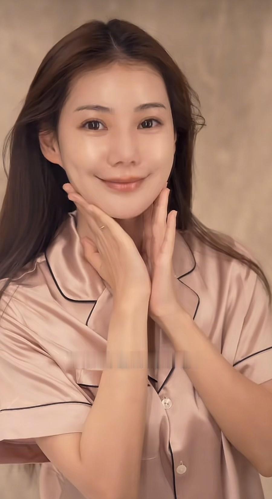 10月14日，马筱梅晒出自己起床后护肤以及带儿子逛公园的视频，汪宝儿正面照和汪小