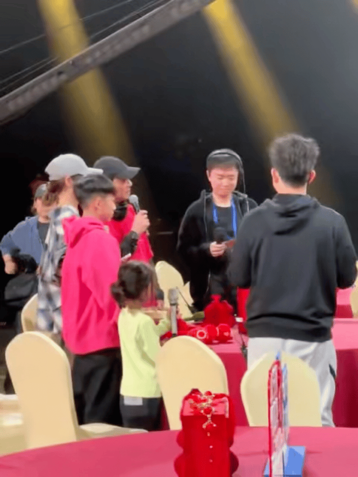 陈小春应采儿一家四口将登央视春晚，作为大湾区演艺界的老大哥，山鸡哥也是非常棒，凭