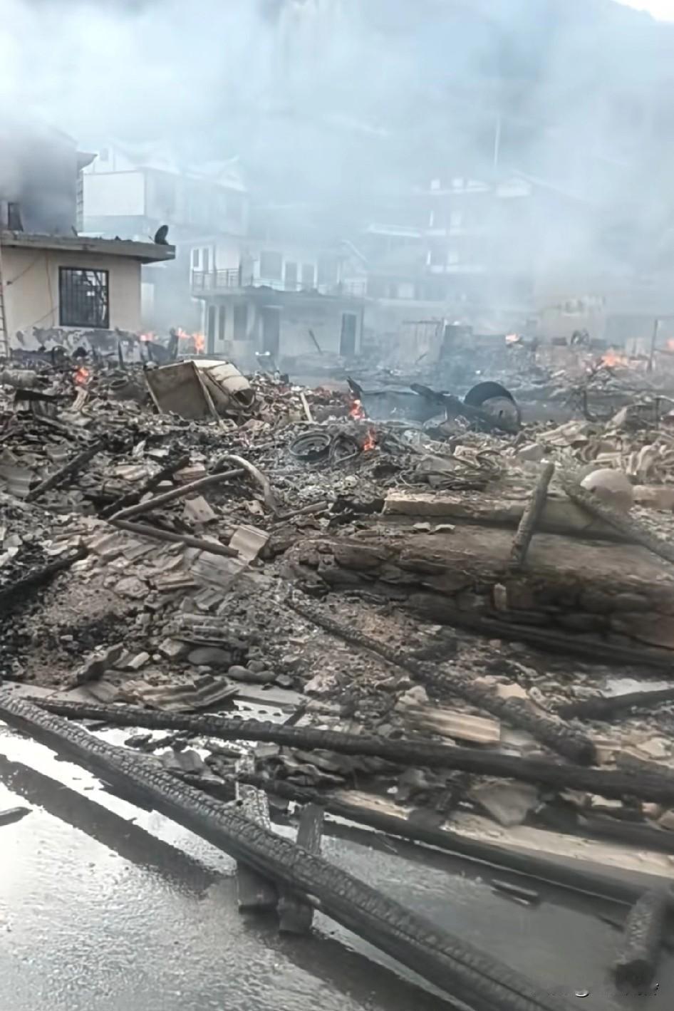 消防员又不是神，他们已经很努力了，也很辛苦他们也是为人民服务，何况离的这么远
木