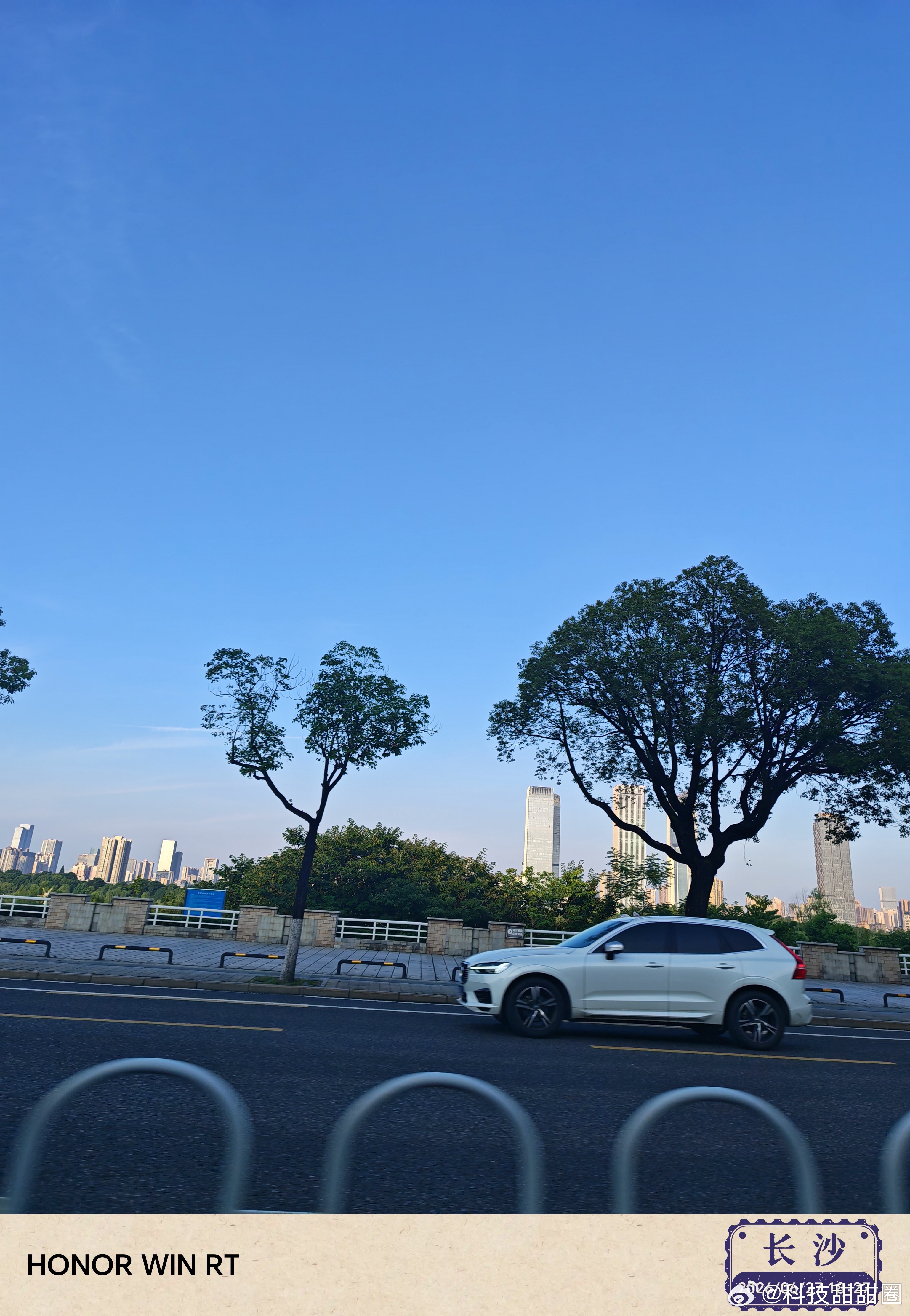 时间过得很快。转眼一年半了。金价大跌深圳水贝顾客观望只看不买